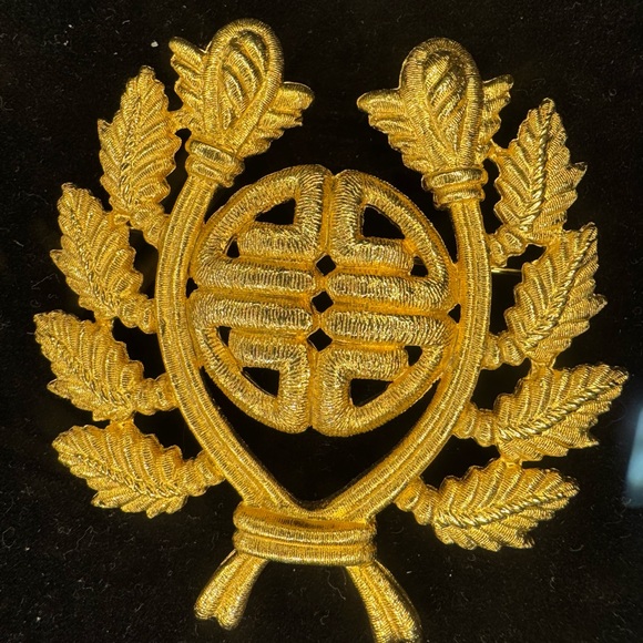 GIVENCHY VINTAGE 80’S TEXTURED GOLD-TONE LAUREL LEAVES MONOGRAM BROOCH - Picture 2 of 5